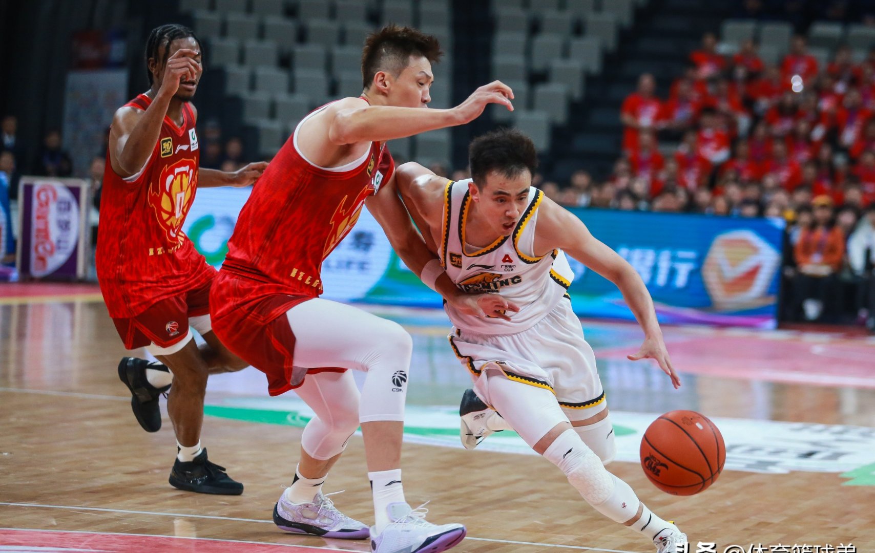 金沙娱乐入口-包含关键战役，球队突破战线取胜，领跑CBA联赛后期冲刺的词条